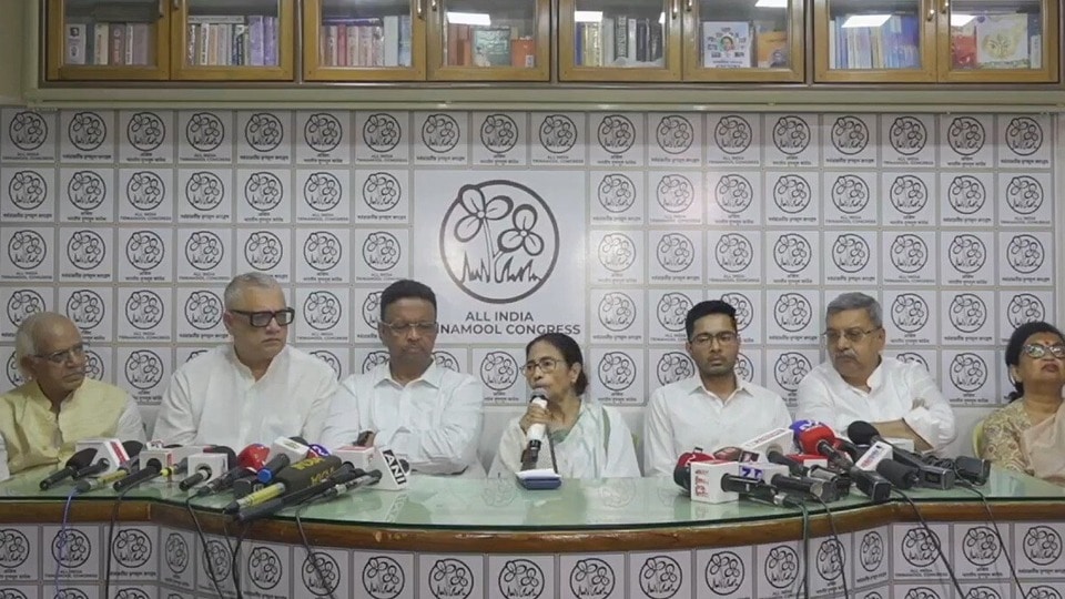 কালীঘাটের সাংবাদিক বৈঠকে মমতা বন্দ্যোপাধ্যায়।
