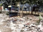 Traders said overflowing sewage and dumping on vacant plots are affecting customer turnout, especially on weekends. (HT)