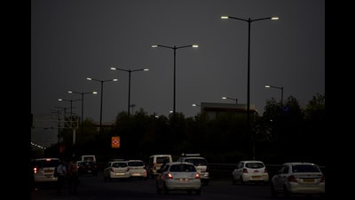 (Representative image) The civic body plans to gradually bring a majority of the city’s 125,000 streetlights under a centralised monitoring network. (HT Archive) (Representative image) The civic body plans to gradually bring a majority of the city’s 125,000 streetlights under a centralised monitoring network. (HT Archive)