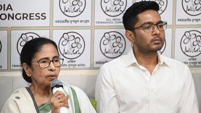 মমতা বন্দ্যোপাধ্যায় এবং অভিষেক বন্দ্যোপাধ্যায়। (ফাইল ছবি, সৌজন্যে সমীর জানা/হিন্দুস্তান টাইমস) মমতা বন্দ্যোপাধ্যায় এবং অভিষেক বন্দ্যোপাধ্যায়। (ফাইল ছবি, সৌজন্যে সমীর জানা/হিন্দুস্তান টাইমস)