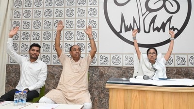 কালীঘাটের বৈঠকে মমতা বন্দ্যোপাধ্যায়। (ছবি সৌজন্যে তৃণমূল কংগ্রেস) কালীঘাটের বৈঠকে মমতা বন্দ্যোপাধ্যায়। (ছবি সৌজন্যে তৃণমূল কংগ্রেস)