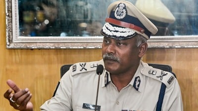 কলকাতা পুলিশের কমিশনার অজয় নন্দ জানিয়ে দিলেন, বুলডোজার নিয়ে কোনও বিজয় মিছিল করা যাবে না। (PTI) কলকাতা পুলিশের কমিশনার অজয় নন্দ জানিয়ে দিলেন, বুলডোজার নিয়ে কোনও বিজয় মিছিল করা যাবে না। (PTI)