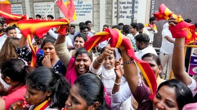 चेन्नई: टीवीके समर्थकों ने कोलाथुर में उम्मीदवार की जीत का जश्न मनाया। (पीटीआई) चेन्नई: टीवीके समर्थकों ने कोलाथुर में उम्मीदवार की जीत का जश्न मनाया। (पीटीआई)