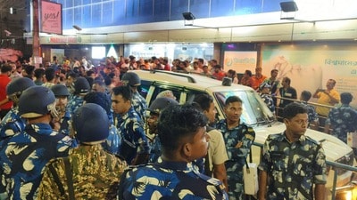 হাসপাতালের বাইরের সামনে বিক্ষোভ বিজেপি কর্মী-সমর্থকদের। (ছবি সৌজন্যে পিটিআই) হাসপাতালের বাইরের সামনে বিক্ষোভ বিজেপি কর্মী-সমর্থকদের। (ছবি সৌজন্যে পিটিআই)