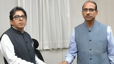 মুখ্যমন্ত্রী মমতা বন্দ্যোপাধ্যায়ের মুখ‍্য উপদেষ্টা পদ থেকে ইস্তফা দিলেন দুই অবসরপ্রাপ্ত আইএএস আধিকারিক আলাপন বন্দ্যোপাধ্যায় এবং হরিকৃষ্ণ দ্বিবেদী।