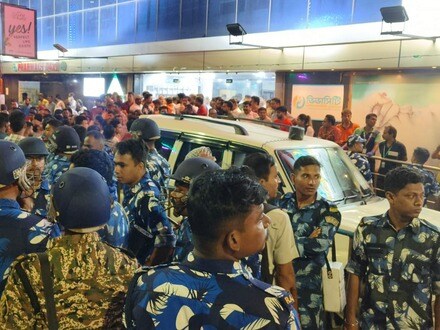 হাসপাতালের বাইরের সামনে বিক্ষোভ বিজেপি কর্মী-সমর্থকদের। (ছবি সৌজন্যে পিটিআই)
