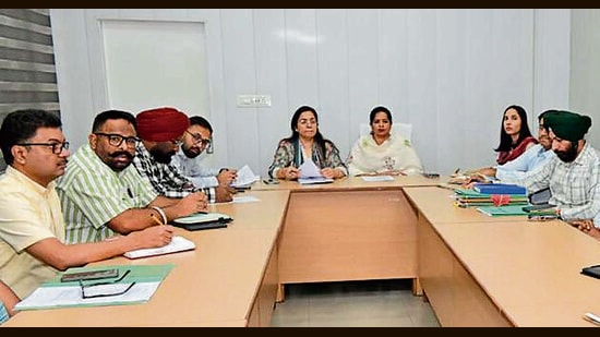 Mayor Inderjit Kaur and MC commissioner Neeru Katyal Gupta during a meeting at MC Zone A office on Wednesday. (HT PHOTO)