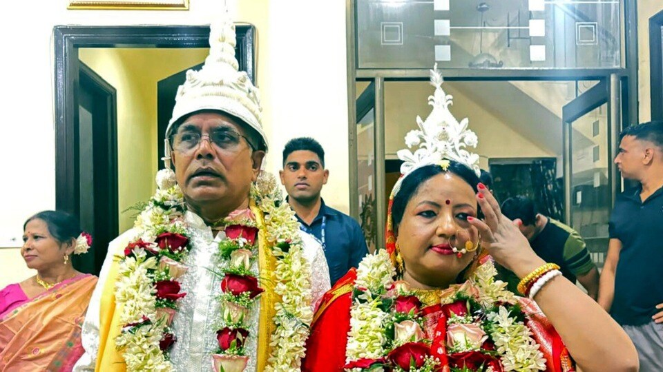 উচ্ছ্বাসে ভাসছেন দিলীপপত্নী রিঙ্কু মজুমদার।