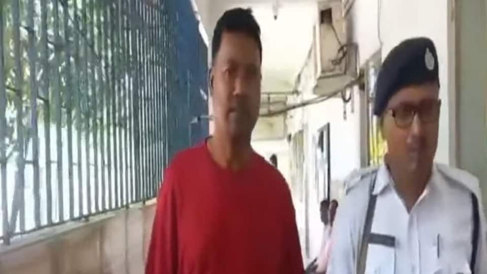 ২০২৫ সালের ২১ সেপ্টেম্বর কলকাতা বিমানবন্দরে গুলি ম্যাগাজিন সহ ধরা পড়েছিল তৃণমূল কাউন্সিলর