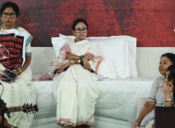 প্রাক্তন মুখ্যমন্ত্রী হয়ে গেলেন মমতা বন্দ্যোপাধ্যায়। (ফাইল ছবি, সৌজন্যে সমীর জানা/হিন্দুস্তান টাইমস)