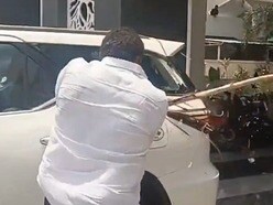 కౌశిక్‌రెడ్డిపై దాడికి యత్నం - కారు అద్దాలు ధ్వంసం