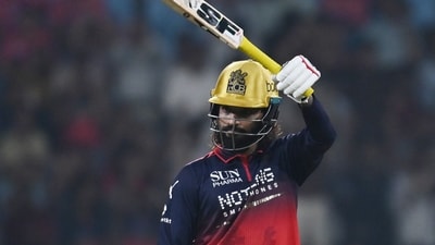 Rajat Patidar stepped in and spent some time rebuilding with Devdutt Padikkal, before accelerating – at one point hitting 5 sixes in the space of 7 balls to bring RCB right back into the contest out of the blue. 