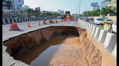 A view of the damaged stretch of theSohna Road (Parveen Kumar/HT)