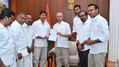 తమిళనాడులో కొనసాగుతున్న హైడ్రామా - గవర్నర్ కార్యాలయం కీలక ప్రకటన తమిళనాడులో కొనసాగుతున్న హైడ్రామా - గవర్నర్ కార్యాలయం కీలక ప్రకటన