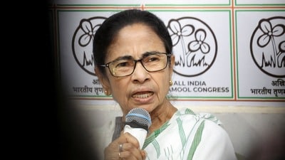 মমতার পদত্যাগ না করার সিদ্ধান্তকে স্বাগত জানিয়ে ভিডিয়ো বার্তা বাংলাদেশের মৌলবাদী নেতার। (REUTERS)