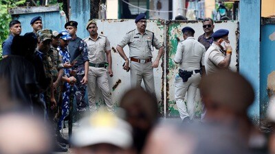 এয়ারপোর্ট আড়াইন নং গেটের কাছে আবর্জনা ফেলার জায়গায় মিলল খুনে ব্যবহৃত বাইক। (REUTERS)