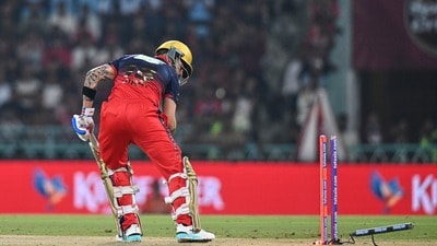 విరాట్ కోహ్లీ క్లీన్ బౌల్డ్.. (AP) విరాట్ కోహ్లీ క్లీన్ బౌల్డ్.. (AP)