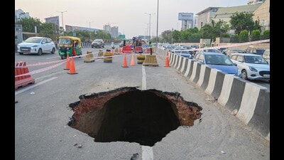 Officials said the collapse near Sector 47 was caused by failure of an ageing master sewer line beneath the highway. (Parveen Kumar/HT) Officials said the collapse near Sector 47 was caused by failure of an ageing master sewer line beneath the highway. (Parveen Kumar/HT)