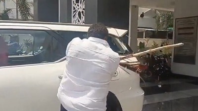 కౌశిక్రెడ్డిపై దాడికి యత్నం - కారు అద్దాలు ధ్వంసం కౌశిక్రెడ్డిపై దాడికి యత్నం - కారు అద్దాలు ధ్వంసం