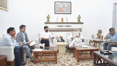 కేంద్రమంత్రి మనోహర్లాల్ ఖట్టర్తో సీఎం రేవంత్ రెడ్డి కేంద్రమంత్రి మనోహర్లాల్ ఖట్టర్తో సీఎం రేవంత్ రెడ్డి