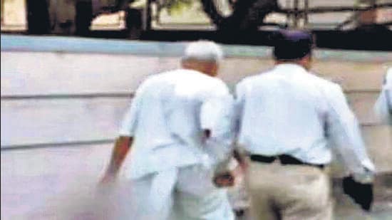 A decade later, court sentences man to life in jail for beheading wife, walking on road carrying the head