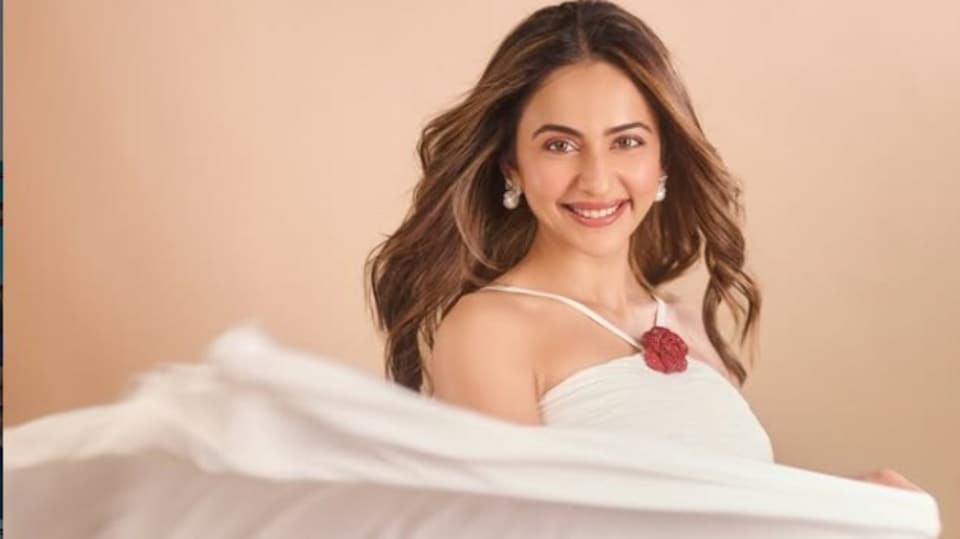 <p>బ్యూటీఫుల్ హీరోయిన్ రకుల్ ప్రీత్ సింగ్ బాలీవుడ్ లోనే సెటిల్ అయిపోయింది. ఈ భామ తెలుగు సినిమాలు చేయడం లేదు. </p>(instagram-Rakul Singh)