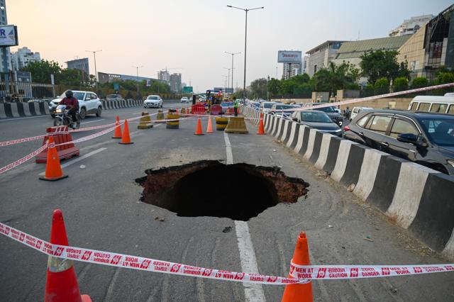 GMDA and NHAI will jointly repair the damaged sewer pipeline and relay the affected carriageway section. (Parveen Kumar/HT) GMDA and NHAI will jointly repair the damaged sewer pipeline and relay the affected carriageway section. (Parveen Kumar/HT)