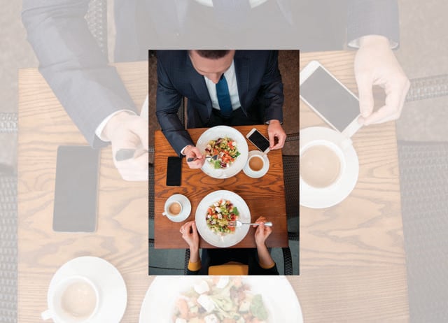 While eating, try conversation instead of mindless scrolling. It’s so much better. (SHUTTERSTOCK) While eating, try conversation instead of mindless scrolling. It’s so much better. (SHUTTERSTOCK)