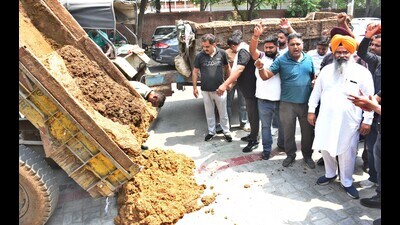 Dairy owners dumping cow dung outside the MC’s Zone D office during a protest in Ludhiana on Friday. (HT File) Dairy owners dumping cow dung outside the MC’s Zone D office during a protest in Ludhiana on Friday. (HT File)