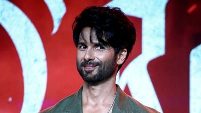বিমানবন্দরে লাইন ভেঙে এগিয়ে গেলেন শাহিদ! এগিয়ে এসে কী এমন বললেন প্রৌঢ়? ভিডিয়ো (PTI)