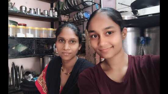 Among the standout performers was Khushi Khupte from Patil Estate slum, Shivajinagar, who scored 89% without attending any coaching classes. Raised by her single mother, Kaveri Khupte, a waste picker, Khushi credited self-study, discipline and motivation for her success. (HT PHOTO)