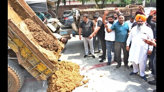 Dairy owners dumping cow dung outside the MC’s Zone D office during a protest in Ludhiana on Friday. (HT File)