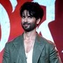 বিমানবন্দরে লাইন ভেঙে এগিয়ে গেলেন শাহিদ! এগিয়ে এসে কী এমন বললেন প্রৌঢ়? ভিডিয়ো
