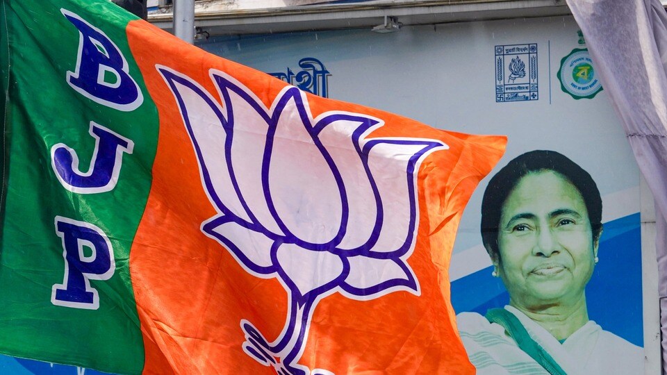 TMC নেতাদের বাড়িতে পোস্টার-বার্তা বিজেপির (PTI)