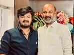 తండ్రి బండి సంజయ్ తో భగీరథ్‌(ఫైల్ ఫొటో)