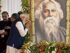 শুভেন্দুর শপথ মঞ্চে উঠে রবীন্দ্রনাথ ঠাকুরের ছবিতে ফুল দেন প্রধানমন্ত্রী নরেন্দ্র মোদী।