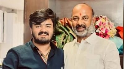 తండ్రి బండి సంజయ్ తో భగీరథ్‌(ఫైల్ ఫొటో)