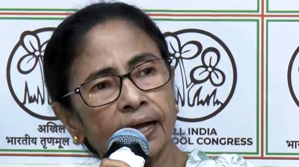 এখনও নিজের সোশ্যাল মিডিয়া অ্যাকাউন্ট থেকে নিজের 'মুখ্যমন্ত্রী' পরিচয় সরালেন না মমতা বন্দ্যোপাধ্যায়। (ANI Video Grab)