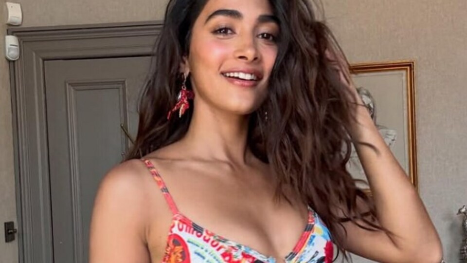<p>తేరా హో జాన్ సాంగ్ లో పొట్టి బట్టలతో హాట్ షో చేసింది. ఇప్పుడా ఆ డ్రెస్ లోనే ఫొటోలు దిగి ఇన్ స్టాలో పోస్టు చేసింది. </p>(instagram-Pooja Hegde)
