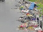 Garbage along the Sherpur-Basti Jodhewal stretch of the national highway in Ludhiana. (HT File)