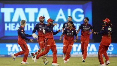 ఆర్సీబీ ఆటగాళ్లు.. (REUTERS)
