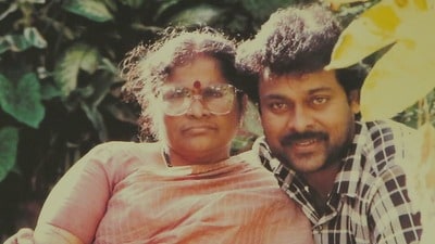 తల్లితో చిరంజీవి (x/KChiruTweets) తల్లితో చిరంజీవి (x/KChiruTweets)