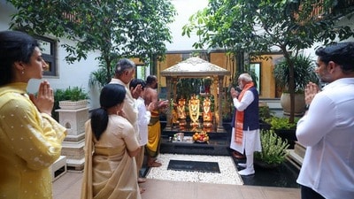 <p>హైదరాబాద్ పర్యటనలో భాగంగానే…. ప్రధాని మోదీ ముఖ్యమంత్రి చంద్రబాబు నివాసానికి వెళ్లారు. </p> <p>హైదరాబాద్ పర్యటనలో భాగంగానే…. ప్రధాని మోదీ ముఖ్యమంత్రి చంద్రబాబు నివాసానికి వెళ్లారు. </p>