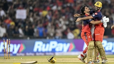Jasprit Bumrah’s phenomenal 19th left Raj Bawa 15 to defend in the last – but three wides and a no-ball meant RCB were never out of it, even as Romario Shepherd was dismissed. With 9 off 3 required, Bhuvneshwar Kumar scythed a six over covers to move the needle back towards RCB, and a last-ball scramble saw them get over the line in the most dramatic fashion. (AFP)