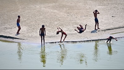 Young boys beat the heat in Sangam waters (Anil Kumar Maurya/HT)