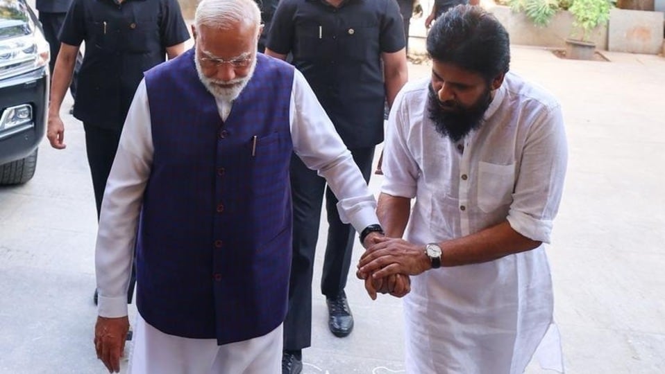 <p>ఏపీ ఉప ముఖ్యమంత్రి, జనసేన అధినేత పవన్ కళ్యాణ్ నివాసానికి ప్రధానమంత్రి నరేంద్ర మోదీ వెళ్లారు. పవన్ కళ్యాణ్ ఆరోగ్యంపై ఆరా తీసి ఆయనను పరామర్శించారు. </p>