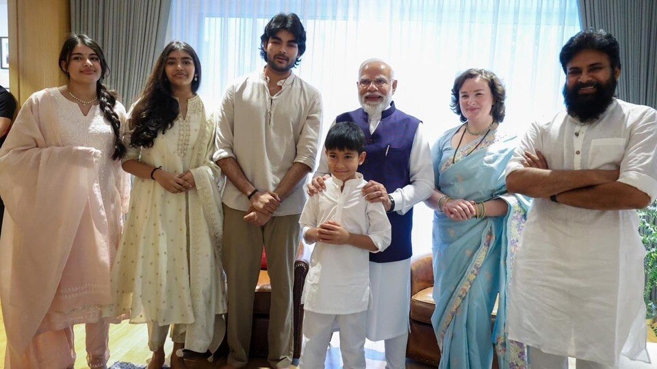<p>పవన్ కళ్యాణ్ ఇంటికి చేరుకున్న ప్రధాని మోదీకి జనసేనాని సాదరంగా స్వాగతం పలికారు. కొద్దిసేపు పవన్ కళ్యాణ్‌తో ఏకాంతంగా గడిపిన ప్రధాని, ఆయన యోగక్షేమాలను అడిగి తెలుసుకున్నారు. </p><h3> </h3>