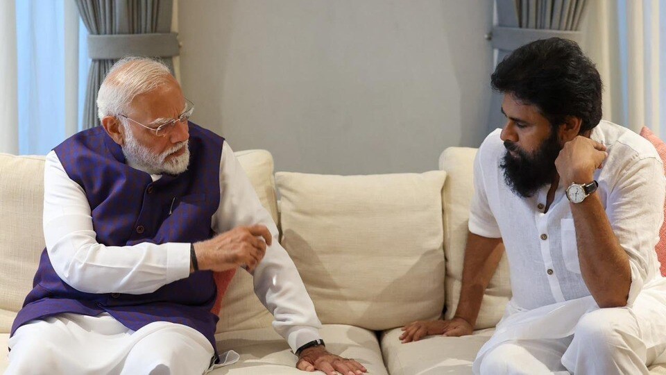 <p>ఇటీవలే పవన్ కల్యాణ్ కు సర్జరీ అయిన సంగతి తెలిసిందే. ప్రస్తుతం ఆయన విశ్రాంతి తీసుకుంటున్నారు. అయితే హైదరాబాద్ పర్యటనకు వచ్చిన ప్రధాని మోదీ… పవన్ ఇంటికి వెళ్లి పరామర్శించారు.</p>