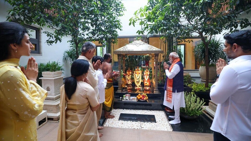 <p>హైదరాబాద్ పర్యటనలో భాగంగానే…. ప్రధాని మోదీ ముఖ్యమంత్రి చంద్రబాబు నివాసానికి వెళ్లారు. </p>