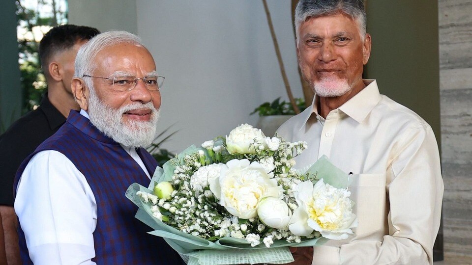 <p>తన నివాసానికి వచ్చిన ప్రధాని మోదీకి సీఎం చంద్రబాబు స్వాగతం పలికారు.</p>